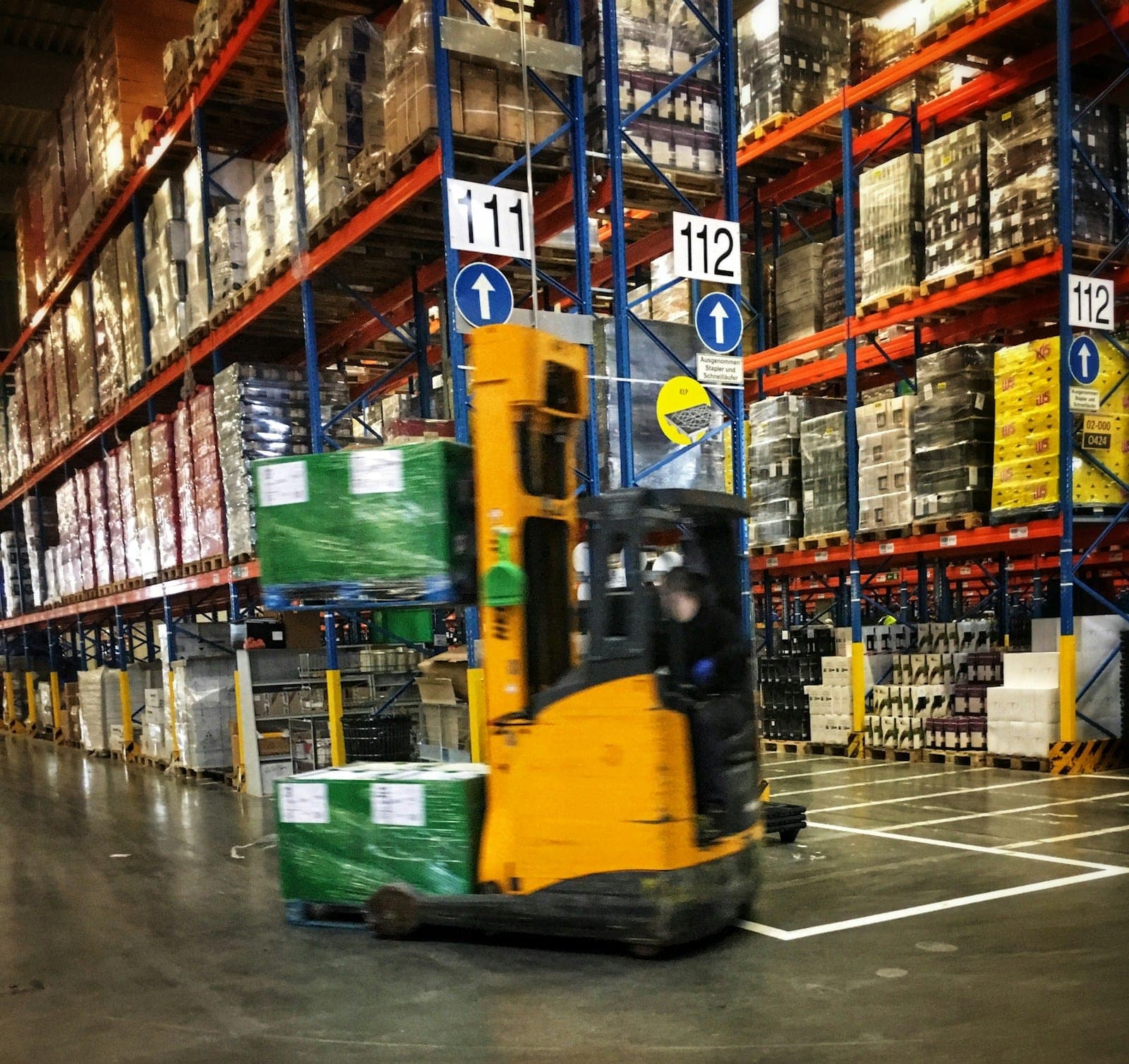 Depoda forklift ile palet taşıma